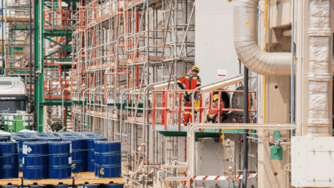 Distintas im&aacute;genes de la parada por mantenimiento en la factor&iacute;a Repsol de Cartagena