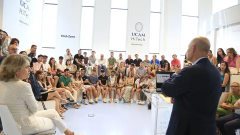 Juan Carlos Izpisua, mirando a los j&oacute;venes estudiantes