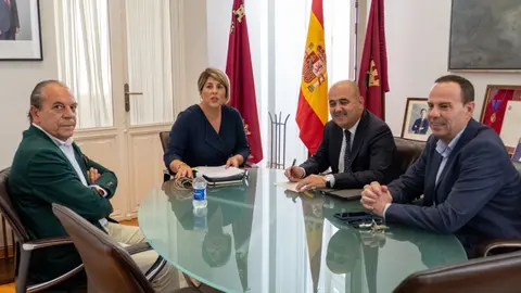 La alcaldesa, Noelia Arroyo, con representantes de la C&aacute;mara de Comercio.
