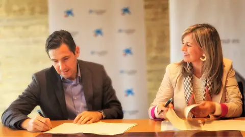 Firma del convenio entre Antonio L&oacute;pez (Admur) y Olga Garc&iacute;a (CaixaBank)