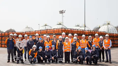 Alumnas del programa &lsquo;Mujeres en la industria&rsquo; junto a representantes de Repsol y Cruz Roja tras la firma del convenio
