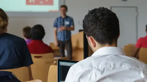 142 cursos gratuitos en el verano para mejorar las oportunidades laborales de trabajadores y desempleados (fotograf&iacute;a de banco de im&aacute;genes).