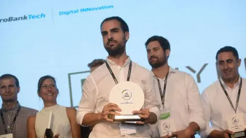 Rub&eacute;n Mart&iacute;nez, con el premio de Caixabank