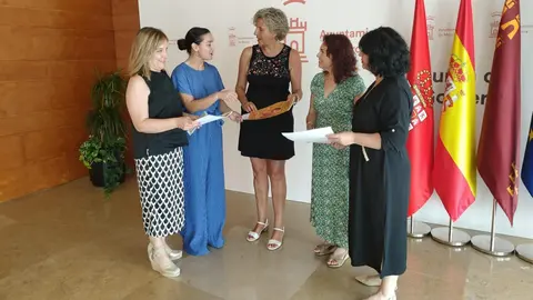 La concejal de Gobierno Abierto, Promoci&oacute;n Econ&oacute;mica y Empleo, Mercedes Bernab&eacute;, y la presidenta de OMEP, Mar&iacute;a Jos&eacute; Puche