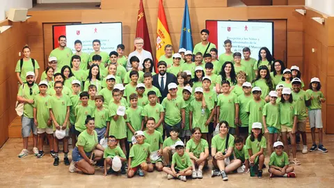 L&oacute;pez Miras recibe a ni&ntilde;os y profesionales que participan en las XXXIV Jornadas de Formaci&oacute;n en Hemofilia
