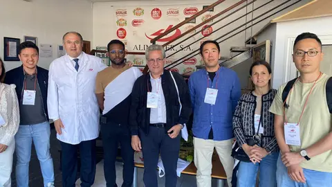 Delegaci&oacute;n extranjera, en el curso de una misi&oacute;n inversa, durante la visita a la empresa Aliminter