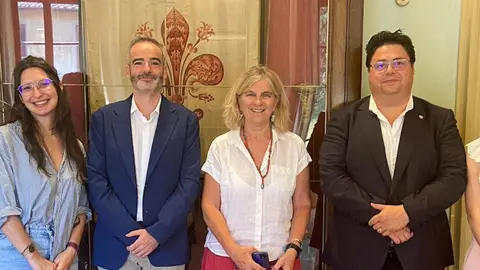 El decano Baixauli y el vicedecano Ant&oacute;n Renart con representantes de la UNIFI