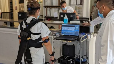La UPCT ensaya con un exoesqueleto para analizar posturas y esfuerzos de personal sanitario y de hosteler&iacute;a