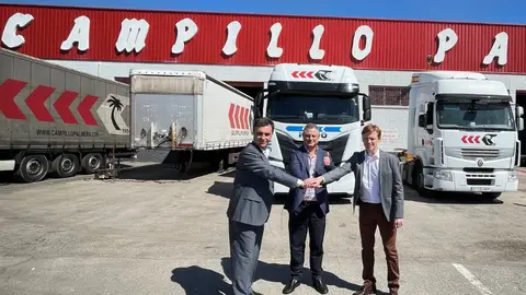 Ralph Dassonville, Joaqu&iacute;n Campillo y Juan Carlos de Pablo celebran el acuerdo en las instalaciones de Campillo Palmera