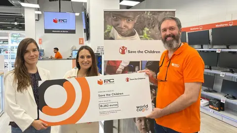 Macarena Costa Fern&aacute;ndez, Alianzas Estrat&eacute;gicas de Save The Children y Raquel Rero, Comunicaci&oacute;n de Save The Children, junto con Jos&eacute; Mar&iacute;a Bancalero, Store Manager de PcComponentes.