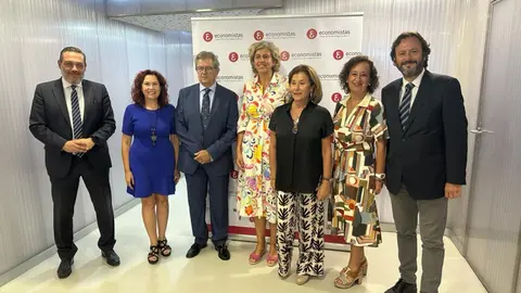 Representantes del ayuntamiento de Murcia, CROEM y Colegio de Economistas, en la sede de este &uacute;ltimo