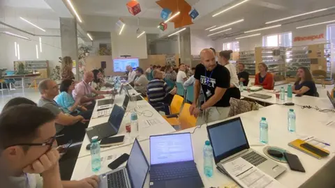 Ra&uacute;l Zornoza, en el centro de la imagen, durante la reuni&oacute;n del proyecto en Bucarest.