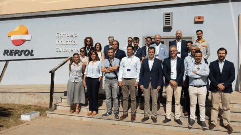 El director de Repsol en Cartagena, Antonio Mestre y el equipo de aviaci&oacute;n internacional y sostenible de Repsol, junto a los principales representantes del sector de la aviaci&oacute;n, visitan la primera planta de biocombustibles avanzados de Espa&ntilde;a, que la compa&ntilde;&iacute;a multienerg&eacute;tica pondr&aacute; en marcha a finales de este a&ntilde;o en Cartagena.