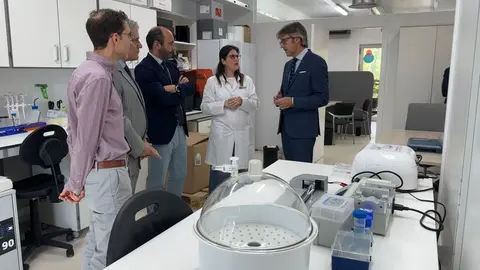 El consejero de Econom&iacute;a, Hacienda y Empresa, Luis Alberto Mar&iacute;n, en un momento de su visita a la empresa biotecnol&oacute;gica Viva in Vitro Diagnostics