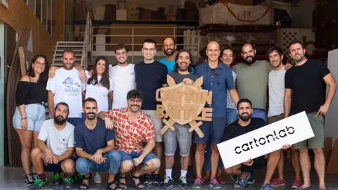 Los dise&ntilde;adores de Cartonlab han dado forma a las ruedas para la carrera, las medallas para los ganadores e incluso a un juego de bolos para la zona infantil.