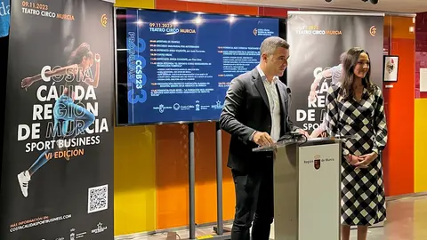 Antonio Ruiz, CEO de Sport Business World, junto a la consejera de Turismo, Carmen Conesa, en la presentaci&oacute;n del congreso