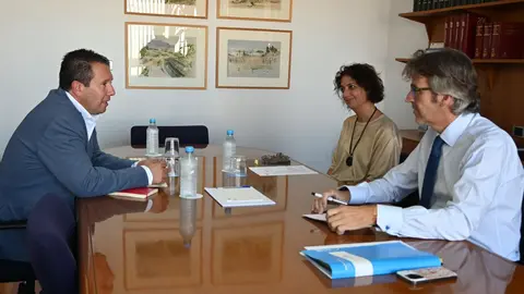 El alcalde  Mula, Juan Jes&uacute;s Moreno (i.zq), reunido con el consejero de Econom&iacute;a, Luis Mar&iacute;n y la secretaria general Sonia Carrillo