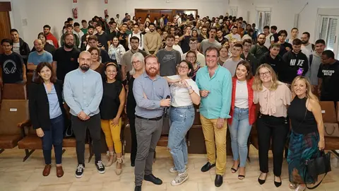 La directora general de Juventud (3d), Carmen Mar&iacute;a Mu&ntilde;oz, con los asistentes a la presentaci&oacute;n de EJE