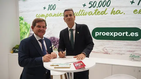 Mariano Zapata (izq.) y Miguel L&oacute;pez, firmando el convenio
