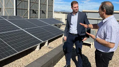 El director general de Energ&iacute;a y de Actividad Industrial y Minera, Federico Miralles, visita la instalaci&oacute;n de autoconsumo construida en la azotea del Centro Regional de Industria y Energ&iacute;a.
