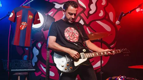 El entrenador del Bar&ccedil;a, Xavi Hern&aacute;ndez, con una camiseta de la l&iacute;nea FCB-Rolling Stones