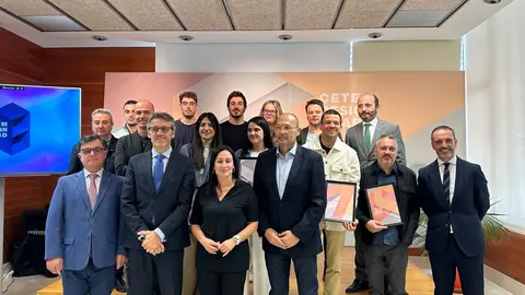 El consejero de Econom&iacute;a, Hacienda y Empresa, Luis Alberto Mar&iacute;n, acompa&ntilde;ado de los premiados en la 27&ordf; edici&oacute;n del concurso de dise&ntilde;o que organiza Cetem