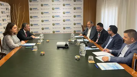 El consejero de Medio Ambiente, Universidades, Investigaci&oacute;n y Mar Menor, Juan Mar&iacute;a V&aacute;zquez, durante la reuni&oacute;n con el presidente del Sindicato Central de Regantes del Acueducto Tajo-Segura, Lucas Jim&eacute;nez