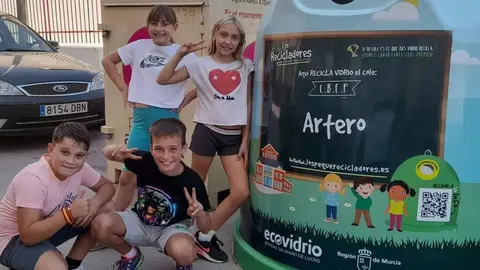 Alumnos de Primaria junto a un contenedor de vidrio durante la campa&ntilde;a 'Los Peque&ntilde;os Recicladores'