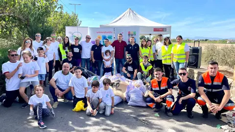 Los voluntarios recogieron m&aacute;s de 500 kilos de basura en el Segura