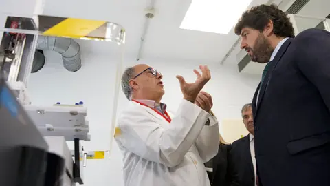 El presidente del Gobierno regional, Fernando L&oacute;pez Miras, anunci&oacute; la mayor convocatoria de ayudas Saavedra Fajardo de la historia, con 2 M&euro; para atraer el talento de los investigadores a la Regi&oacute;n de Murcia &ldquo;con el objetivo de desarrollar y consolidar su carrera cient&iacute;fica en los centros de conocimiento de la Regi&oacute;n de Murcia&rdquo;.

L&oacute;pez Miras destac&oacute;, durante la visita al laboratorio del &Aacute;rea Cient&iacute;fica y T&eacute;cnica de Investigaci&oacute;n (ACTI) de la Universidad de Murcia, que &ldquo;el Gobierno regional ha dado un paso importante para mejorar las condiciones de los investigadores y hacerlas m&aacute;s atractivas&rdquo;.

En concreto, el Ejecutivo auton&oacute;mico triplica la inversi&oacute;n por investigador, que pasa de 123.000 a 323.000 euros, y, adem&aacute;s, se ampl&iacute;a la duraci&oacute;n de los contratos de investigaci&oacute;n, que pasan de 3 a 5 a&ntilde;os.

Otra novedad de esta nueva convocatoria de Saavedra Fajardo, que est&aacute; abierta hasta el 21 de noviembre, es el compromiso de incorporaci&oacute;n permanente en las universidades y centros de investigaci&oacute;n, que habilitar&aacute;n las plazas para garantizar su estabilizaci&oacute;n mediante la incorporaci&oacute;n en sus equipos de investigaci&oacute;n.

Las ayudas est&aacute;n destinadas a investigadores con trayectoria internacional y experiencia acreditadas que hayan desarrollado recientemente una parte relevante de su actividad investigadora en el extranjero y deseen incorporarse a universidades y centros p&uacute;blicos de Investigaci&oacute;n de la Regi&oacute;n de Murcia. Este programa supone una oportunidad de desarrollar y consolidar su carrera cient&iacute;fica en la Regi&oacute;n, incorporarse a los centros de investigaci&oacute;n de manera estable y potenciar la competitividad e internacionalizaci&oacute;n del sistema regional de I+D+i.

Los investigadores beneficiarios de este programa liderar&aacute;n el desarrollo de sus propios proyectos de investigaci&oacute;n con un elevado potencial de beneficio social y econ&oacute;mico, y formar&aacute;n sus propios equipos de trabajo para transferir el conocimiento de excelencia.

Mejores condiciones que Ram&oacute;n y Cajal
Con estas novedades, el presidente de la Comunidad subray&oacute; que &ldquo;las ayudas Saavedra Fajardo ofrecen mejores condiciones que el prestigioso programa nacional Ram&oacute;n y Cajal&rdquo;, que convoca el Gobierno central, y destac&oacute; &ldquo;el gran esfuerzo que realiza el Gobierno regional con los investigadores, pese a ser una regi&oacute;n infra financiada&rdquo;.

El jefe del Ejecutivo auton&oacute;mico tambi&eacute;n afirm&oacute; que &ldquo;hacemos una clara apuesta por atraer a nuestra Regi&oacute;n el mejor talento investigador internacional y ponerlo al servicio de universidades, centros p&uacute;blicos de investigaci&oacute;n, administraciones y empresas de la Regi&oacute;n de Murcia&rdquo;.

En total, el Gobierno regional ha destinado hasta el momento 5,6 M&euro; para atraer talento investigador a la Regi&oacute;n. Gracias al programa Saavedra Fajardo 39 investigadores han aportado su conocimiento y su trabajo de investigaci&oacute;n a la Regi&oacute;n.