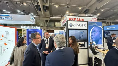 El alcalde Ballesta y el concejal Guill&eacute;n, en el congreso de smart cities