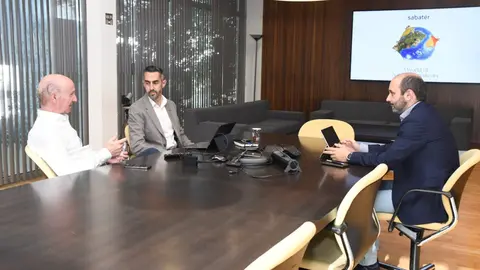 El director del INFO, Joaqu&iacute;n G&oacute;mez (der), en su visita a Sabater Spices
