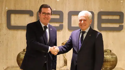 Antonio Garamendi, presidente de la CEOE (izq.) y Jos&eacute; Esteban Conesa, presidente de Primafrio