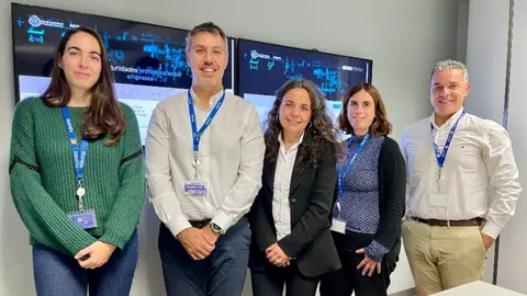 De izquierda a derecha, Anna Via, ML Product Manager para InfoJobs ; C&eacute;sar Aparicio, director comercial de InfoJobs; Eva Gallardo, presidenta de la RSME; Esther Arboix, cluster Lead de Candidatos en InfoJobs y Mario Santiago, responsable de cuentas estrat&eacute;gicas en InfoJobs.