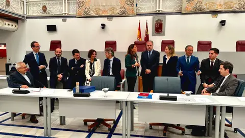 El consejero de Econom&iacute;a, Hacienda y Empresa, Luis Alberto Mar&iacute;n, junto con el equipo directivo de la consejer&iacute;a