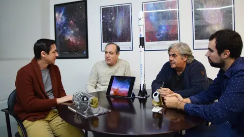 Los investigadores Rafael Toledo, Anastasio D&iacute;az, Antonio P&eacute;rez y Alberto Manj&oacute;n junto a maquetas del sat&eacute;lite Euclid y del cohete espacial con el que fue lanzado, as&iacute; como junto a una de las primeras im&aacute;genes, de la nebulosa Cabeza de Caballo, captadas por el telescopio.