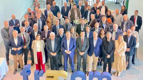 El consejero Pancorbo, junto al resto de invitados al c&oacute;ctel de Navidad de Frecom