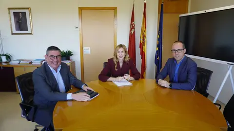La directora del SEF, Marisa L&oacute;pez, y el director general de Transformaci&oacute;n Digital, Javier Mart&iacute;nez, mantuvieron en encuentro con el director de la empresa consultora Nubecentro, Carlos Torres.