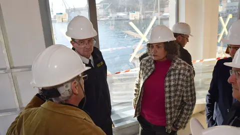 El director de la obra, Jos&eacute; Manuel Chac&oacute;n, explicando sus avances a la rectora y el almirante.