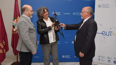 La empresa Staerea dona un dron a los alumnos de la Escuela Agr&oacute;nomos de la UPCT para la realizaci&oacute;n de pr&aacute;cticas