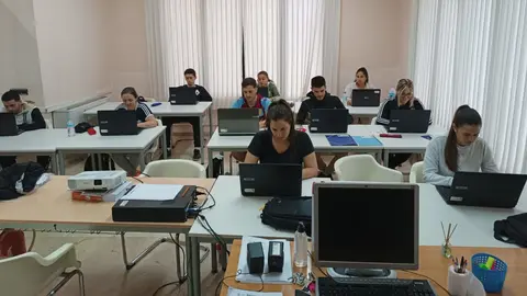 Alumnos realizando un curso del SEF de formaci&oacute;n para el empleo.