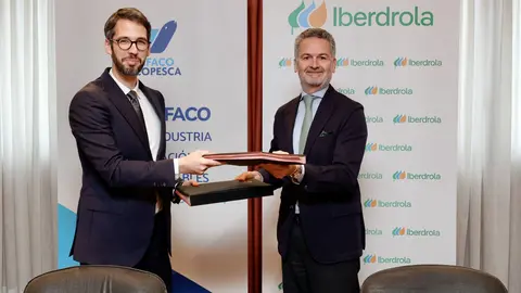 A la firma asistieron Alfonso Calder&oacute;n (der.), Director Comercial de Iberdrola Clientes Espa&ntilde;a, y Roberto Alonso (izq.), Secretario General de ANFACO-CECOPESCA.