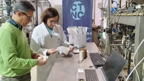 Alejandro Arribas (CETEC) y Presentaci&oacute;n Garc&iacute;a (CTNC) en la Planta Piloto del CTNC 3
