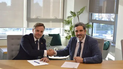 El director de Green Deal & Sustainable Engineering de NTT DATA Europa y LATAM, Alonso Dom&iacute;nguez, y el presidente de la RFEDA, Manuel Avi&ntilde;&oacute;.