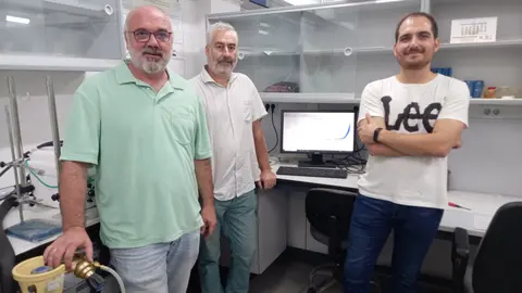 El profesor de la UPCT Antonio Jes&uacute;s Fern&aacute;ndez, junto al equipo que participa en el grupo de trabajo que dise&ntilde;a el prototipo de bater&iacute;a que funciona con hemoglobina.