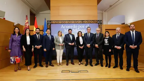 Foto de familia de los firmantes del protocolo de colaboraci&oacute;n sobre la creaci&oacute;n y regulaci&oacute;n de la Comisi&oacute;n Interadministrativa del Mar Menor (Foto: Edu Botella - Europa Press)