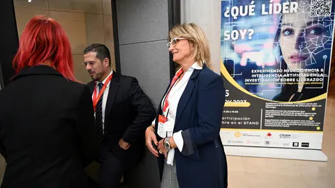 La directora de la C&aacute;tedra, Isabel Mart&iacute;nez Conesa, junto a la cabina en la que se realiz&oacute; la investigaci&oacute;n durante el congreso