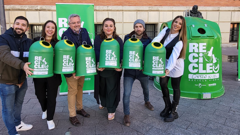 La secretaria auton&oacute;mica de Energ&iacute;a, Sostenibilidad y Acci&oacute;n Clim&aacute;tica, Mar&iacute;a Cruz Ferreira, presenta la campa&ntilde;a &lsquo;Recicleo, otro nivel&rsquo;, organizada junto a Ecovidrio, junto a los cuatro influencers que participan.