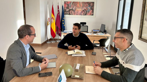 El alcalde de Blanca (centro), Pablo Cano, junto al director de Transformaci&oacute;n Digital (izq.), Javier Mart&iacute;nez Gilabert