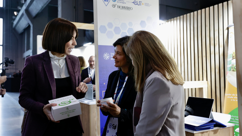 La ministra de Ciencia, Innovaci&oacute;n y Universidades, Diana Morant; la catedr&aacute;tica del Departamento de Ingenier&iacute;a Agron&oacute;mica de la UPCT, Encarna Aguayo; y la rectora de la Universidad Aut&oacute;noma de Madrid (UAM), Amaya Mendikoetxea.